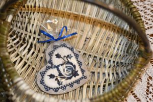 Motyw z haftu krajeńskiego na pierniku