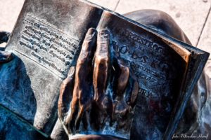 Szczegół z pomnika Stanisława Staszica w Pile